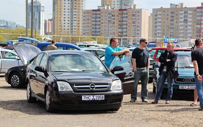 Стандартный рынок б/у авто. Фото: Яндекс.Картинки