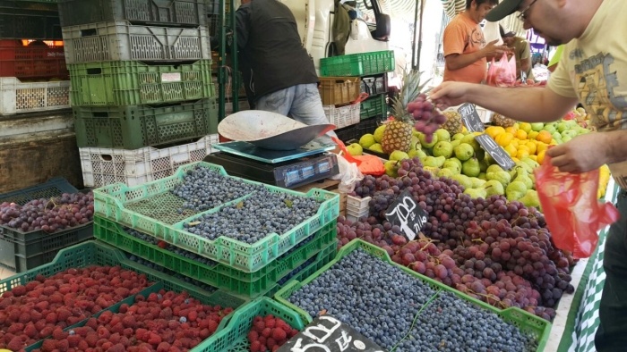 Это  голубика, здесь она называется arándano, очень вкусная, но, к  сожалению, не дешевле, чем в России. А клубника, кстати, тут не fresa, а  frutilla как и в Аргентине.