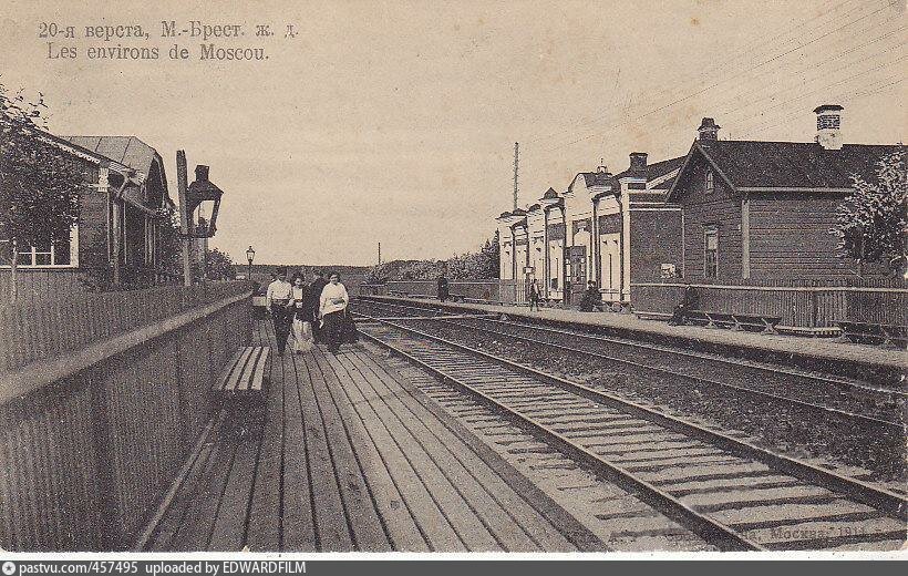 Итак, сохранилось несколько архивных фото прошлого века с видами платформы. Интересно, что изначально станция называлась "20-я верста", но после перехода России на метрическую систему платформу переименовали в "22-й километр". соответственно это расстояние до Белорусского вокзала.


