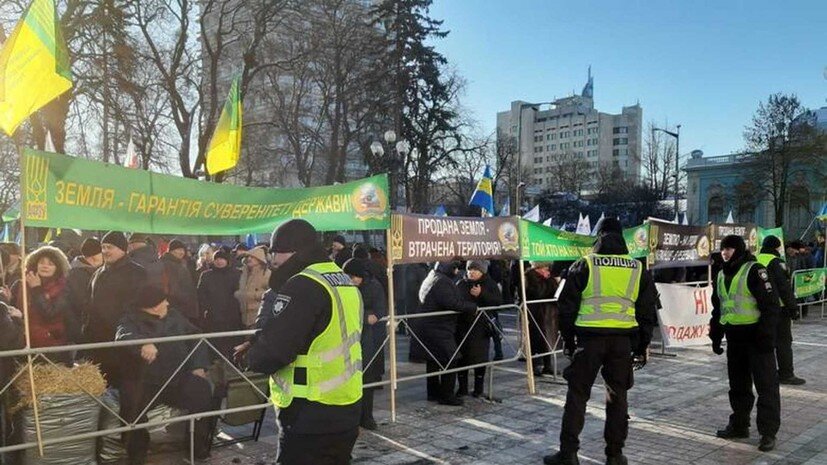 Возле здания Верховной рады Украины в Киеве началась акция протеста против открытия рынка земли сельскохозяйственного назначения.