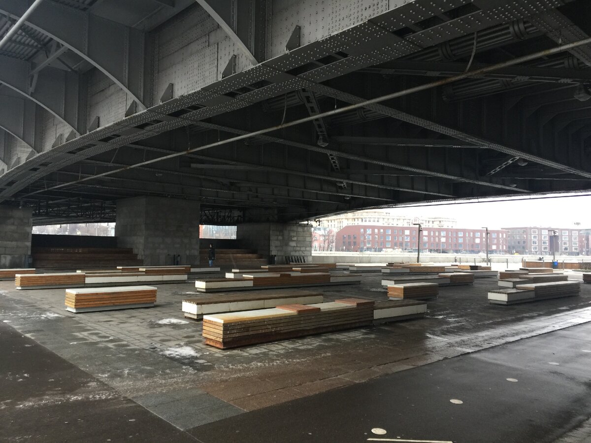 Под мостом организованна концертная площадка. Установлена сцена и лавочки. Весьма интересная идея 
