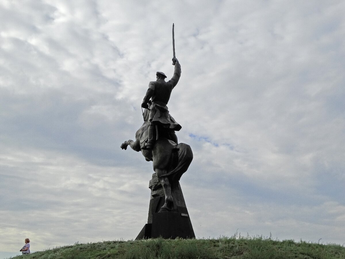 Кумылга памятник казаку