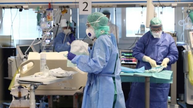 Правообладатель иллюстрацииEPAImage captionВ Италии самые высокие показатели заражения коронавирусом в Европе