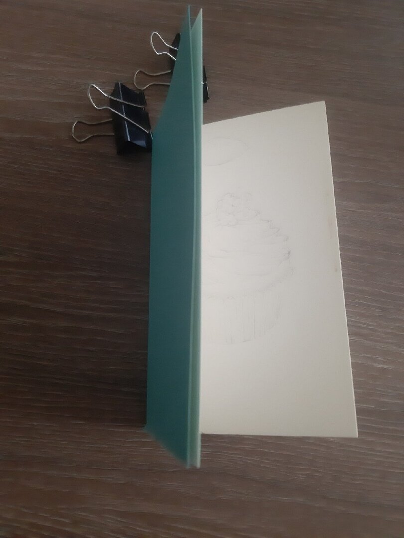 Я купила такой скетчбук и два канцелярских зажима, чтобы фиксировать положение листов. Скетчбук обошелся мне в 690 рублей.