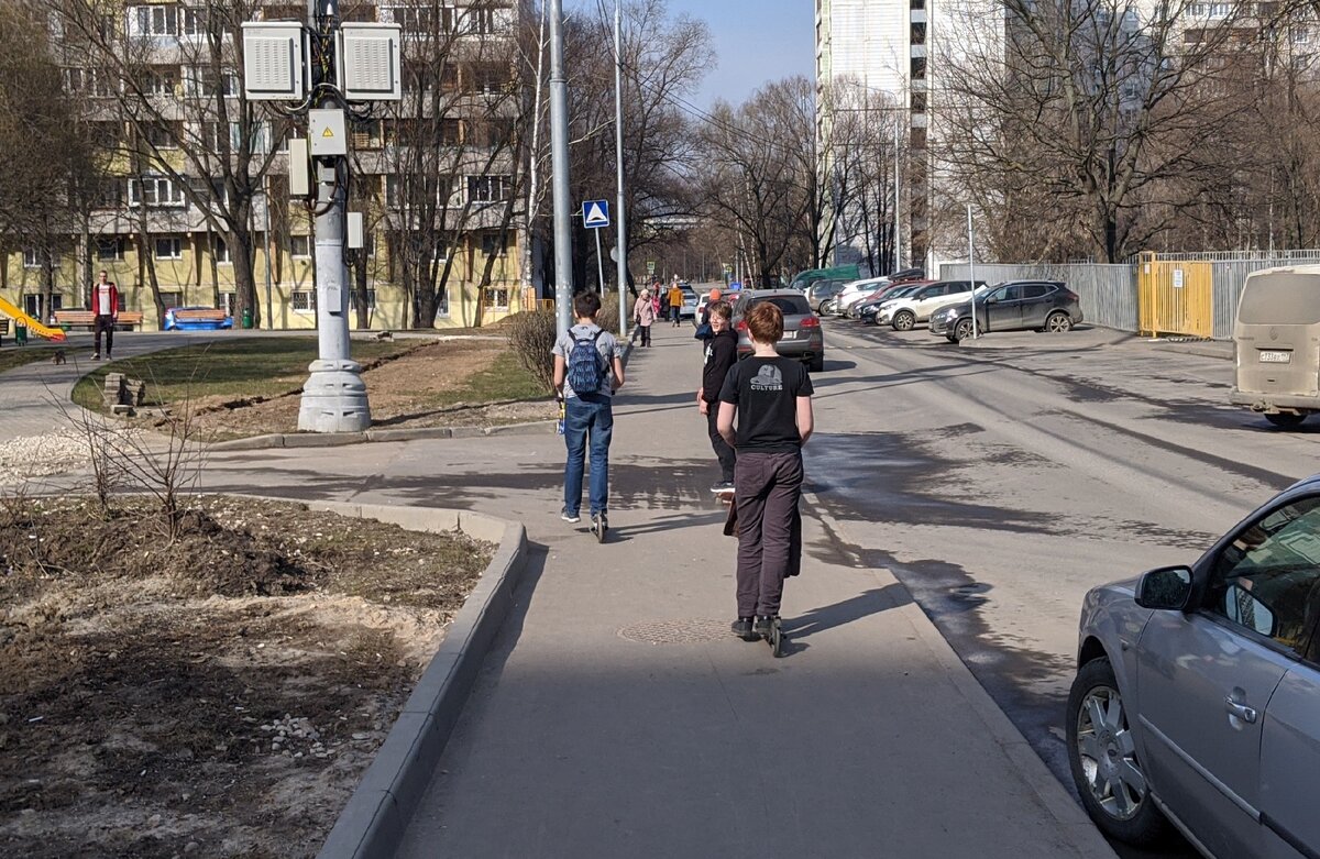 На улице хватает народу, почти обычный выходной