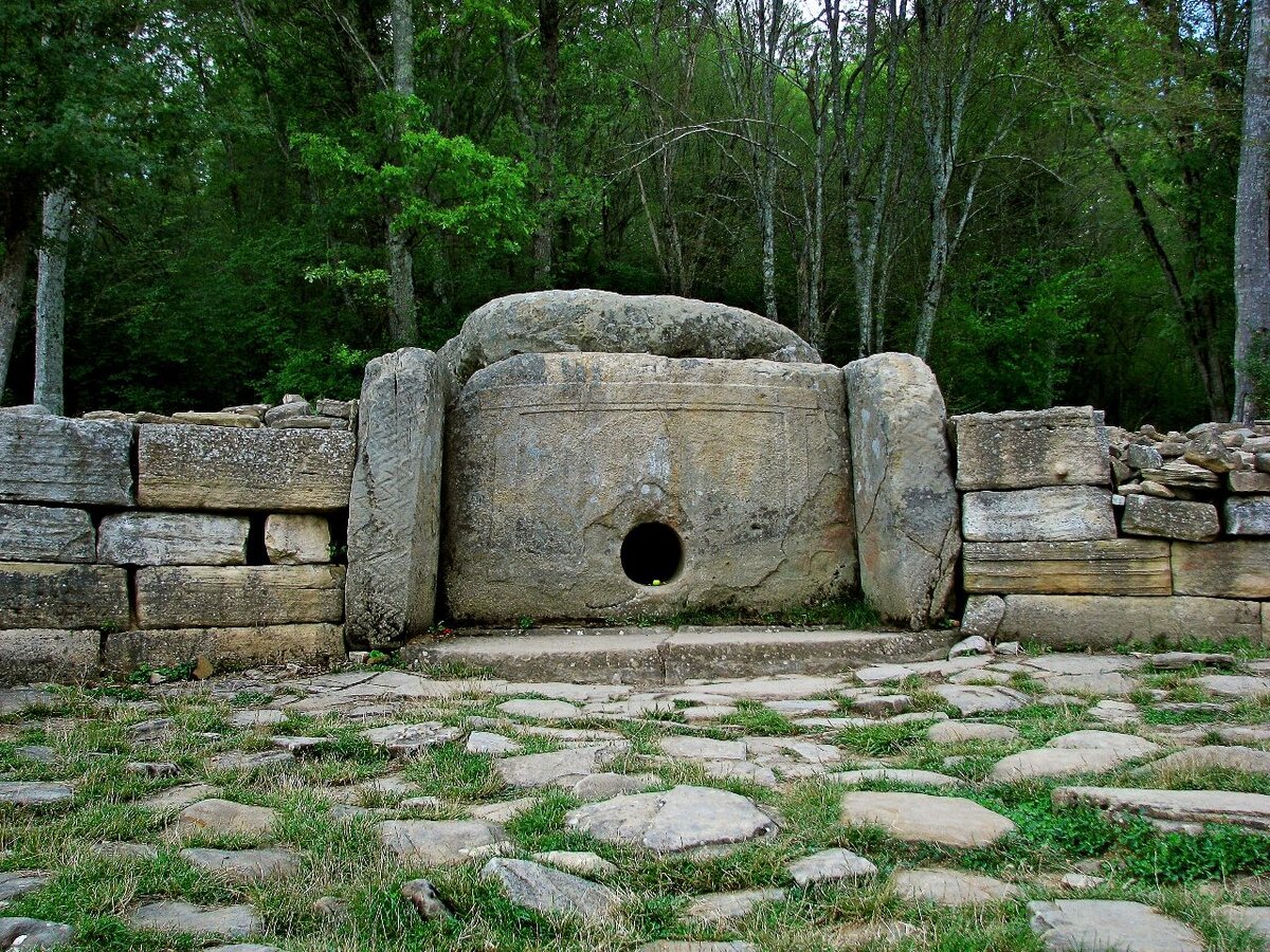 Дольмен в долине реки Жане