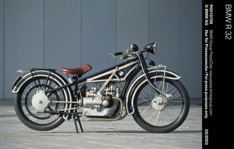 1923 год, фабрика выпускает в свет свой первый мотоцикл BMW R32.