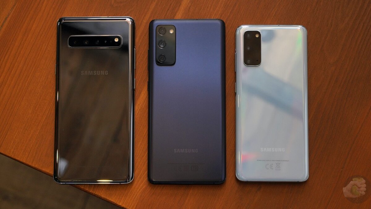Слева направо: Samsung Galaxy S10 5G, S20 Fan Edition, S20. Фото: Александр Побыванец / Wylsacom Media

