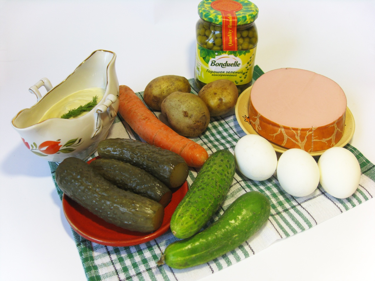 Сочетание нежного мяса и свежих овощей в Оливье - идеальные ингредиенты для поддержания фигуры и здоровья