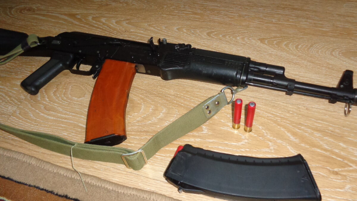 "Сайга-410", тоже имеет "ластохвост" который зачастую установлен черт его знает как.