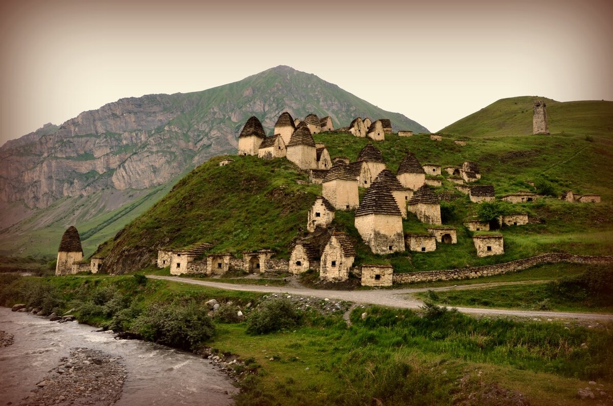 Кабардино балкария история. Село Даргавс город мертвых Легенда. Даргавс в Северной Осетии. Даргавс озеро. Даргавс 2002.