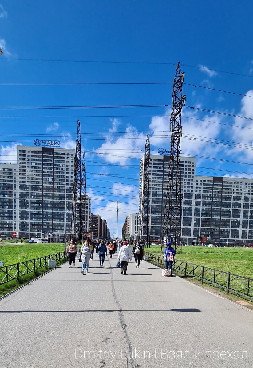 Станция метро находится прямо у меня за спиной. Вперед бесконечные ряды домов.