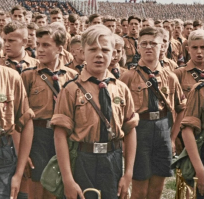 Гитлерюгенд униформа. Униформа гитлерюгенда. Форма гитлерюгенда. Hugo boss гитлерюгенд. Коричневая рубашка нсдап.