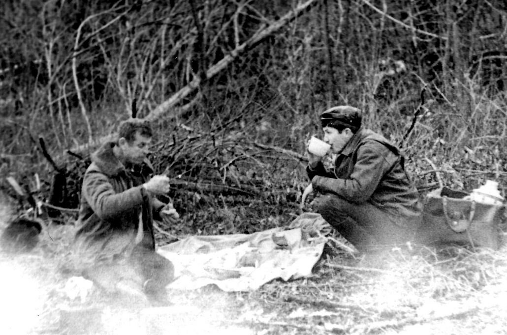 А на выходные поехали в тайгу. За кедровым орехом. Увидел, наконец, тайгу в Приморье. Попробовал чай на лимоннике. Фото из архива автора.