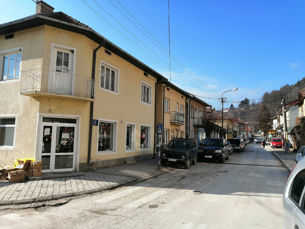 В городе Босилеграде (Пчиньский округ) на улицах немноголюдно даже по выходным. Здесь проживает около 2500 жителей. Январь 2020 года, фото автора.