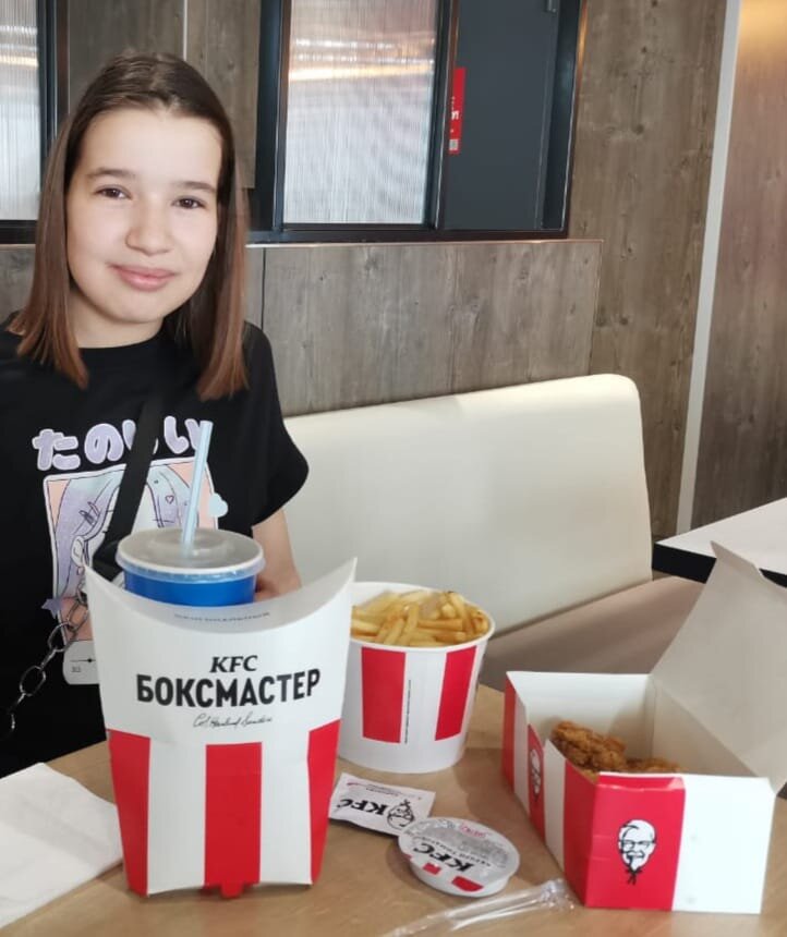 дочка с набором от KFC. Фото автора