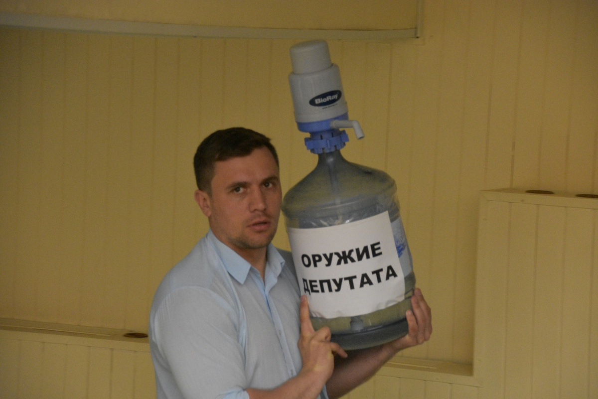 Однажды на депутатской сессии оппоненты облили Бондаренко водой. На следующее заседание он пришел вот с такой "дурой" для защиты.