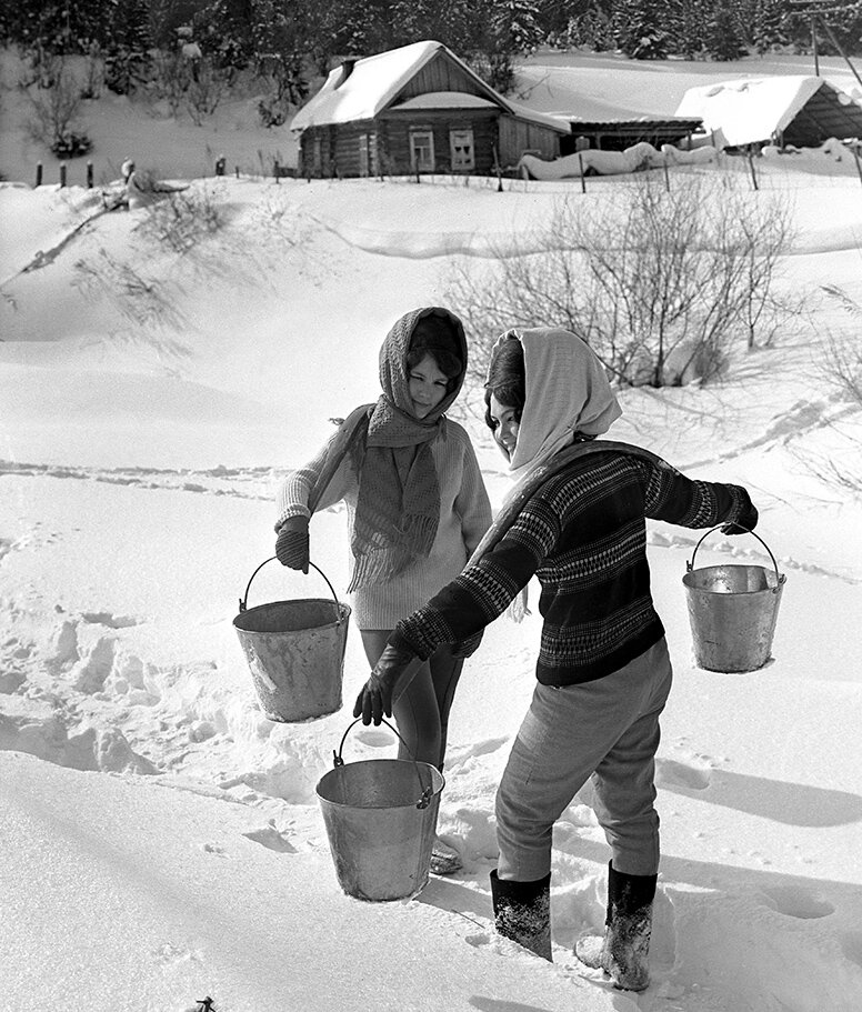За околицей встретились подружки.Фото Эдгара Брюханенко