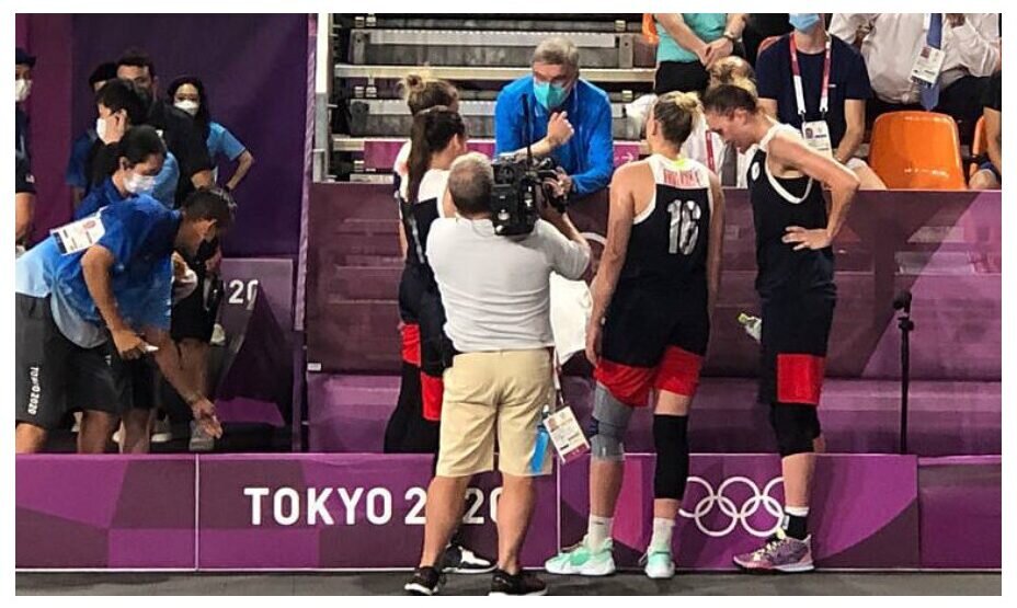 Президент МОК Томас Бах пообщался с российскими баскетболистками, которые завоевали серебро в первом в истории турнире 3 на 3. Фото: ОКР 