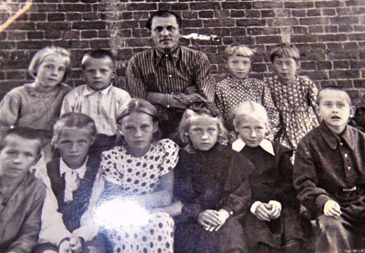 1955 год. Люба Багрова (в первом ряду вторая справа)- ученица первого класса. Фото из личного архива Л.Ф.Сотник. 