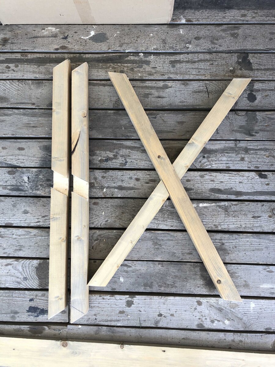 После разметки выпиливаем лобзиком пазы