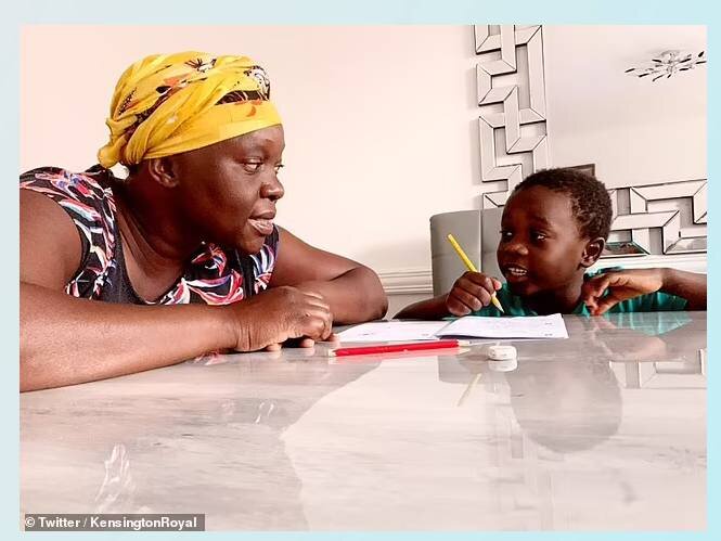 Мама помогает учиться дистанционно. 