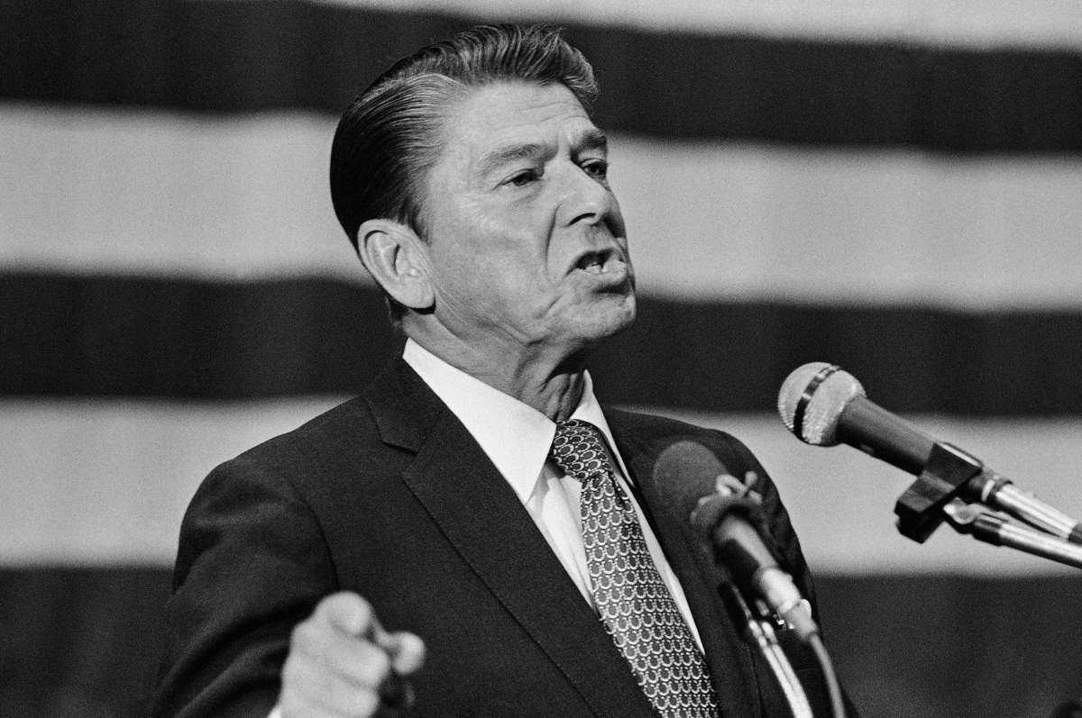 President reagan. Рональд Рейган. Рональд Уилсон Рейган. Рональд Рейган 1982. Рональд Рейган фото.