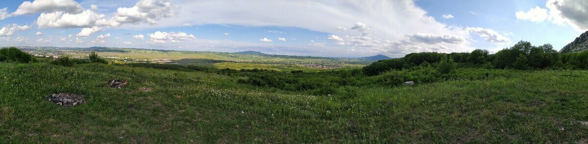 Подножье горы Змейка, вдали виднеется часть города (фото автора)