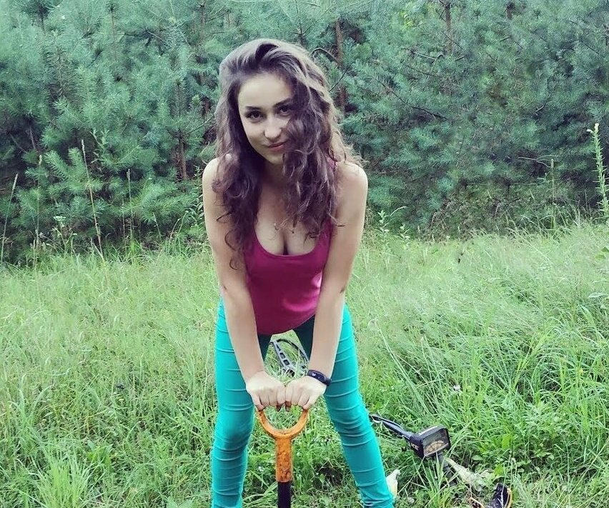 Очаровательная кладоискательница. Фото взято на просторах интернета