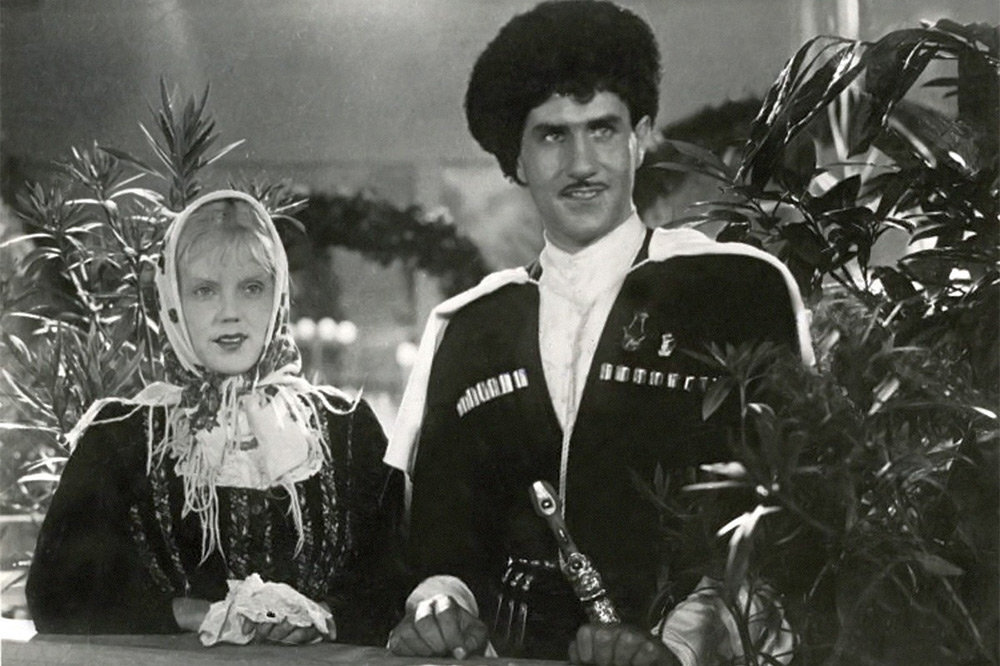 Кадр из фильма "Свинарка и пастух" 1941 год.