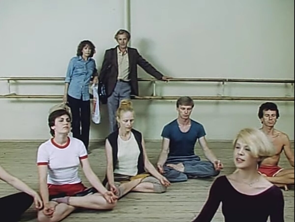 Группа Клюева занимается в Доме культуры. Кадр из фильма "Мы веселы, счастливы, талантливы!"