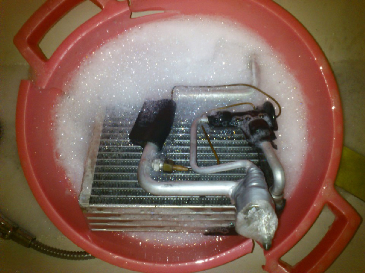 Раз в год нужно чистить испаритель. Источник фото: сайт - drive2.ru