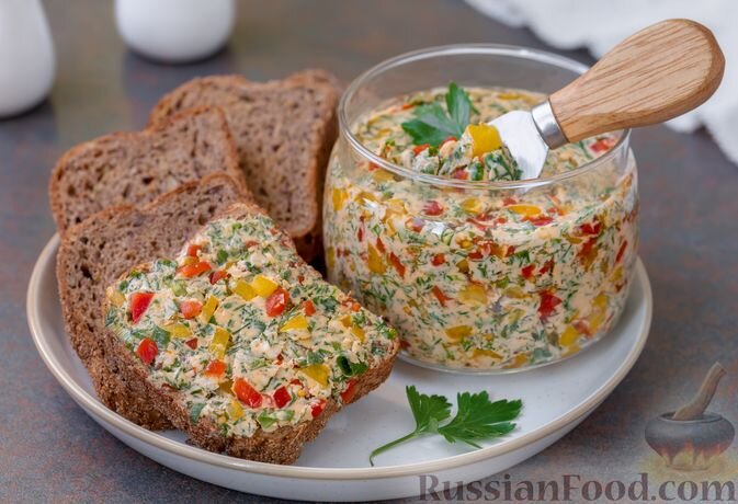 масло сливочное, перец болгарский красный, перец болгарский желтый, зелень укропа, зелень петрушки, лук зелёный, чеснок, горчица французская, паприка молотая, соль, перец чёрный молотый