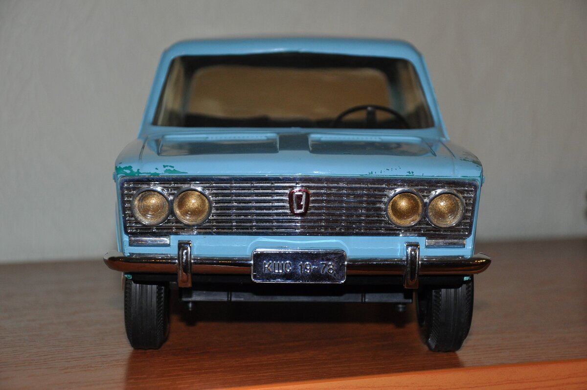 Легенда гласит, что цифры на номере обозначают год начала производства машинки. Таким образом, вероятно, Ваз 2103 стали выпускать в 1978-м.