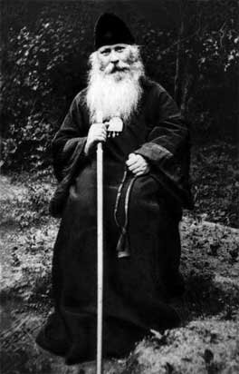 Святитель Серафим (в мире Николай Звездинский) родился 7 апреля 1883 года. Много лет спустя он часто вспоминал слова из Постной триоди, которые читались в день его рождения за богослужением: «Даждь Ми, сыне, твое сердце, очи же твои Моя пути да соблюдают» (Притч. 23: 26), – и видел в них пророчество о своем монашестве. А слова: «Се, работающие Ми ясти будут… се, работающие Ми пити будут…» (Ис. 65: 13) – относил к своему священству. «Священнослужители не могут умереть от голода, – говорил владыка в дни своего изгнания, – если не ослабеем и будем совершать служение Богу, будем иметь насущное и потребное к жизни».