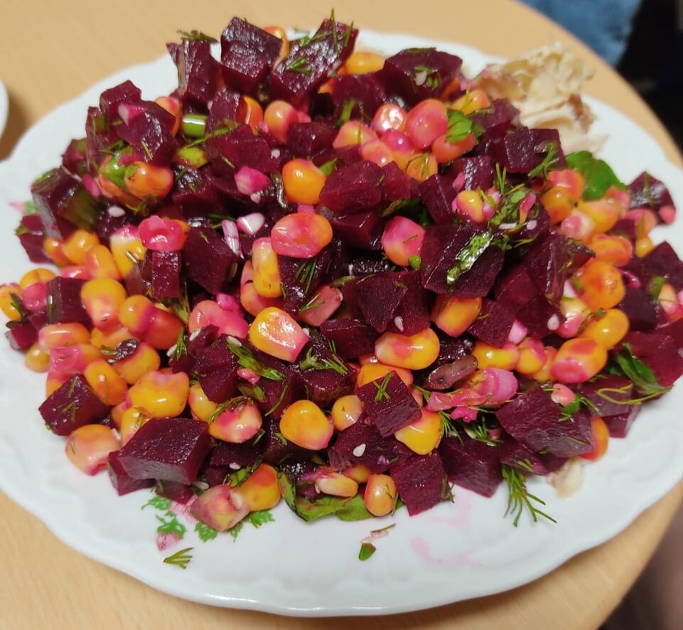 Правильное питание. Салат со свёклой и кукурузой