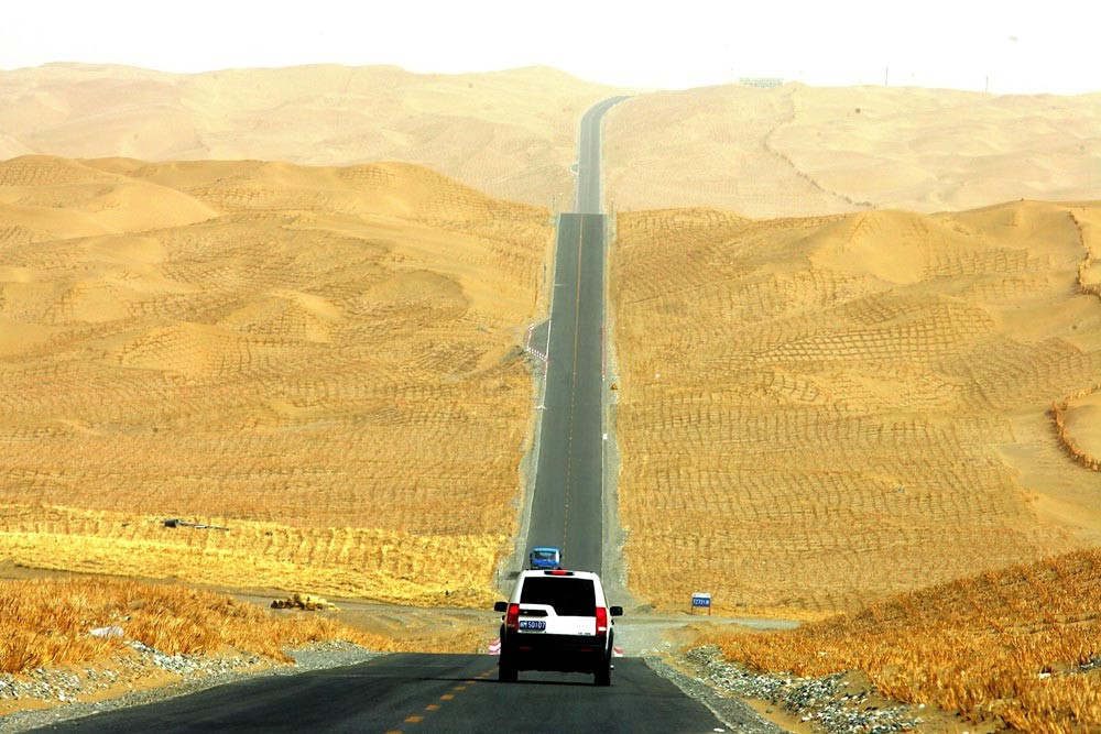 Пустыня Такла Макан. Шоссе в пустыне Такла Макан. Таремское шоссе Китай. Пустыня в Китае Такла Макан.