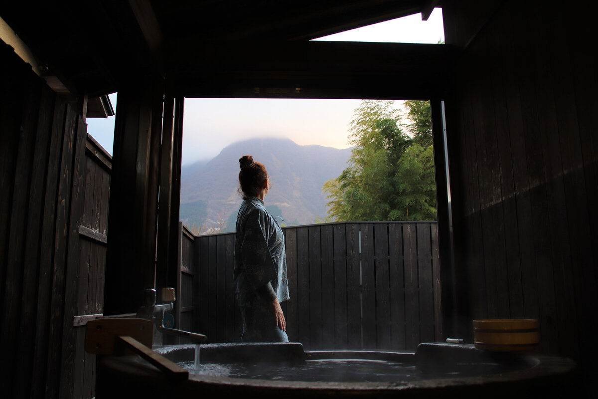 Онсен на веранде нашего номера с видом на вулкан