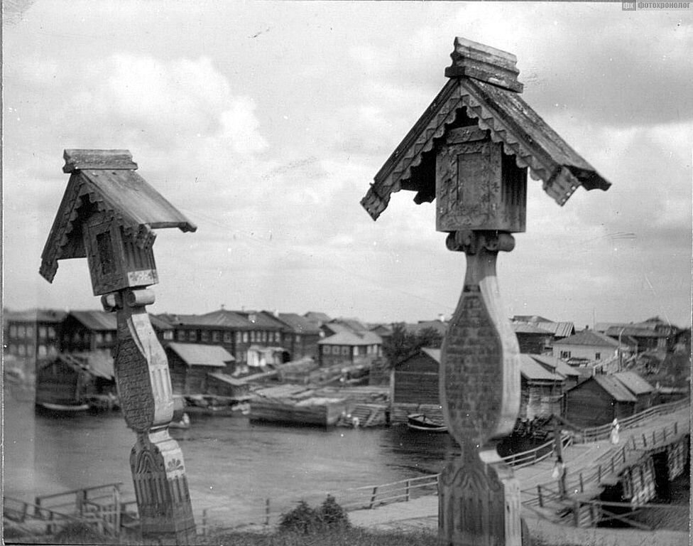 Фото: П.З. Захаров | Кладбищенские голубцы на горе в Сумском Посаде (Карелия), не позднее 1910 г. 