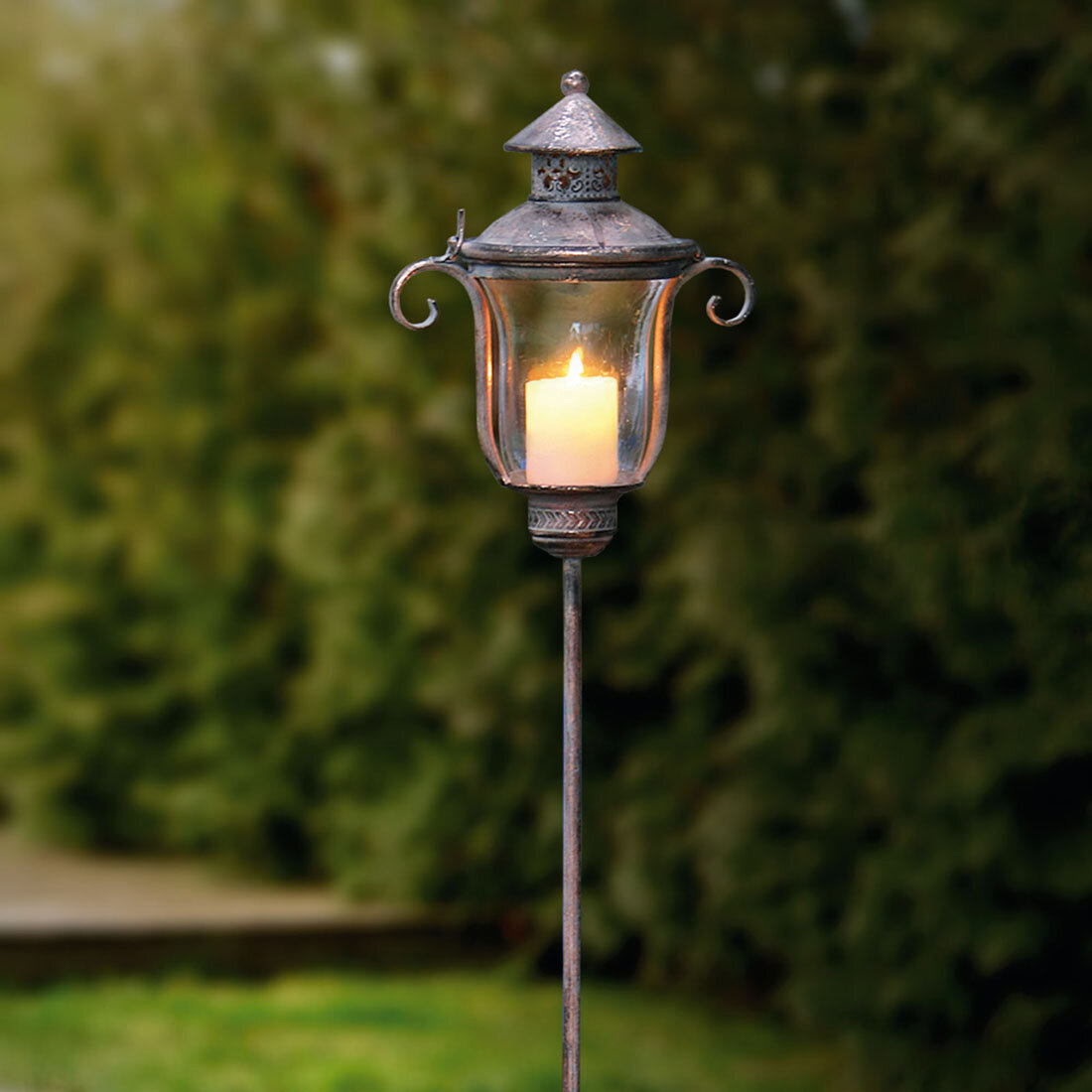 Подсвечник-штекер "Шебби грей" (Артикул: 07169) Металл медно-серго цвета с античной патиной розово-золотого цвета, откидная крышка, вынимаемая вставка из прозрачного стекла. Размеры: 20 х 12 х 118 см, стеклянная вставка - диаметр 10 см х 13 см. Подходит для свечей максимального диаметра 6 см. Поставляется без свечи.