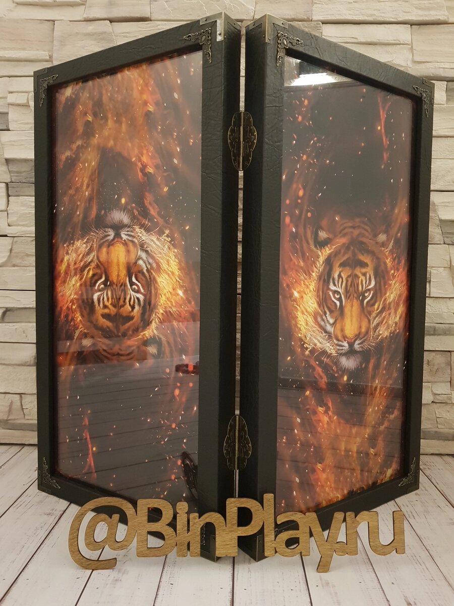 Тигр, спокойно шагающий сквозь языки пламени. Эта модель нард уже стала хитом продаж. Сдержанный и размеренный тигриный шаг в сочетании с бушующим пламенем не оставляет равнодушным никого. Это действительно внушительный, монолитный, серьезный подарок для ценителя игры в нарды! 
 
Усиленные углы, петли с узором, гармоничный дизайн и вдохновляющий на поединок рисунок делают эти нарды настоящим, крутым, запоминающимся всем подарком ! 
 
В комплекте идут черно-золотые фишки, на выбор можно приобрести дополнительные прозрачные фишки ! 
 
Каленое стекло нард намного прочнее обычного, поэтому нет повода беспокоиться о хрупкости!

Зайдите на нашем сайте binplay.ru в категорию НАРДЫ, а в ней НАРДЫ СТЕКЛЯННЫЕ и посмотрите все нарды из этого ряда!

#нарды #нардырезные #нардыростов #нардымосква #нардыкупить #нардывналичии #нардыназаказ #нардысамара #нардыдеревянные