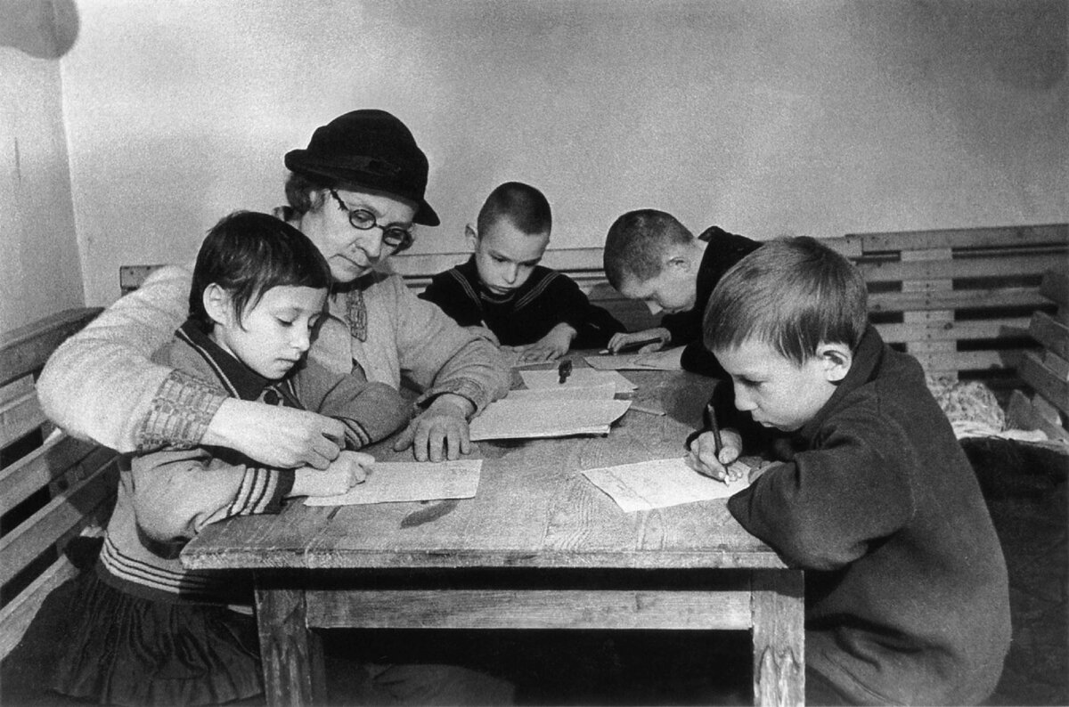 Школьный урок в ленинградском бомбоубежище, 1942 год / Фотограф Давид Трахтенберг / waralbum.ru 