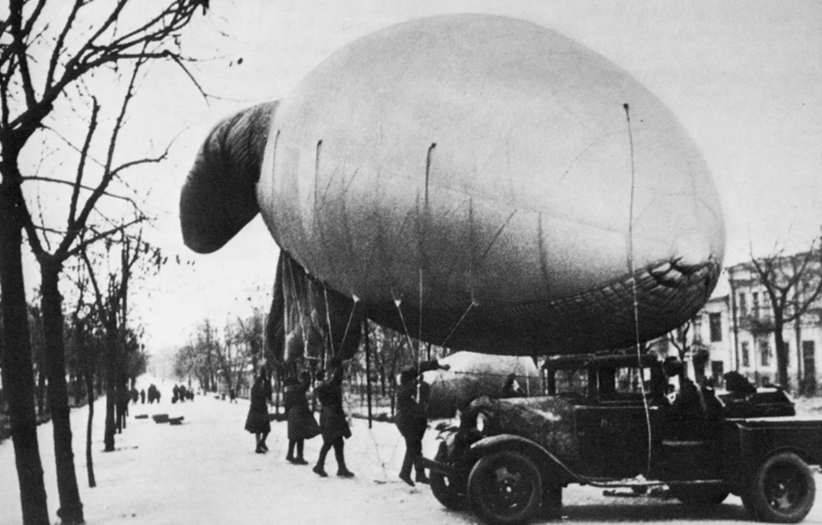 Аэростаты в осенней Москве 1941 года. Фото ТАСС