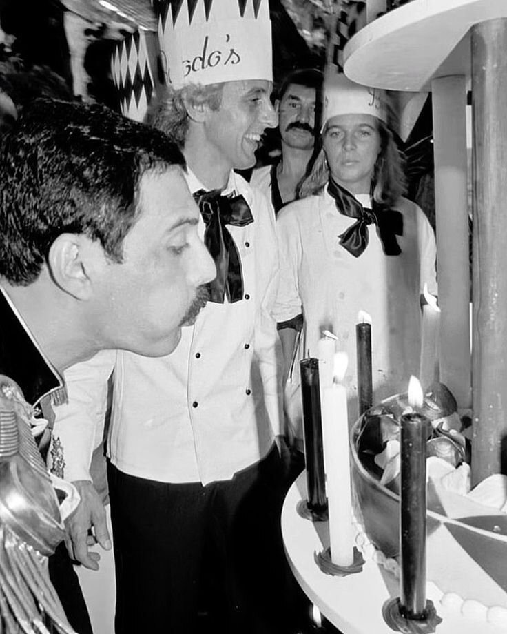 Загадывает желание. 39 лет