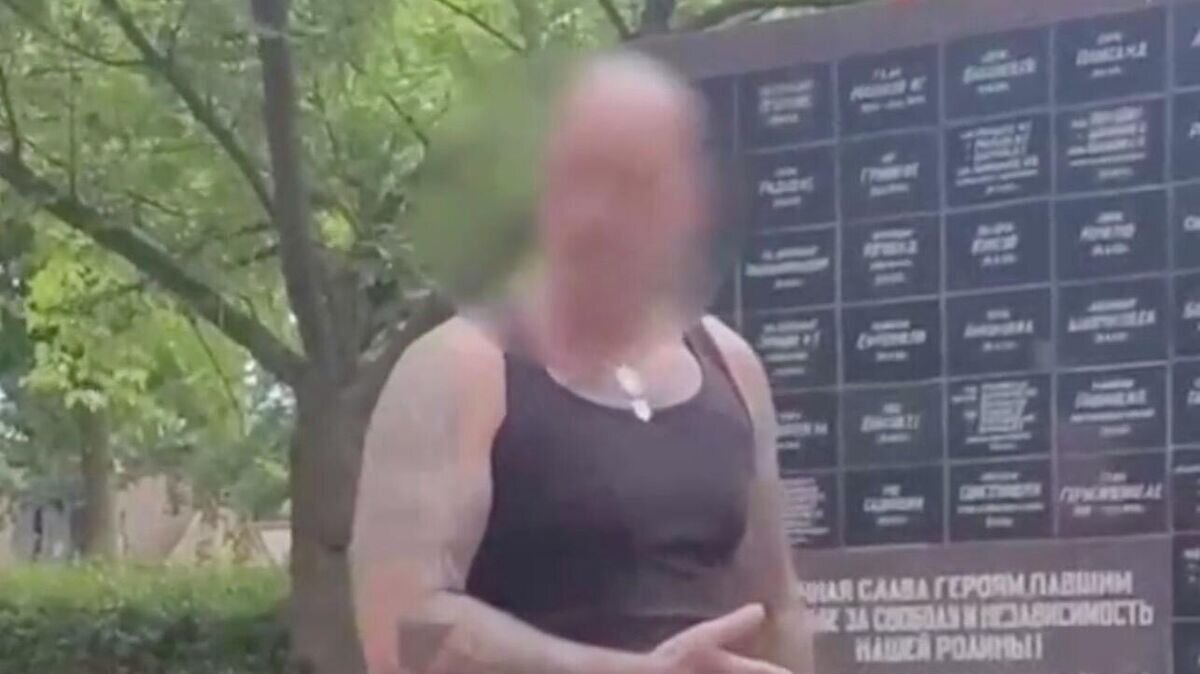    Скриншот видео осквернения советского мемориала в земле Бранденбург