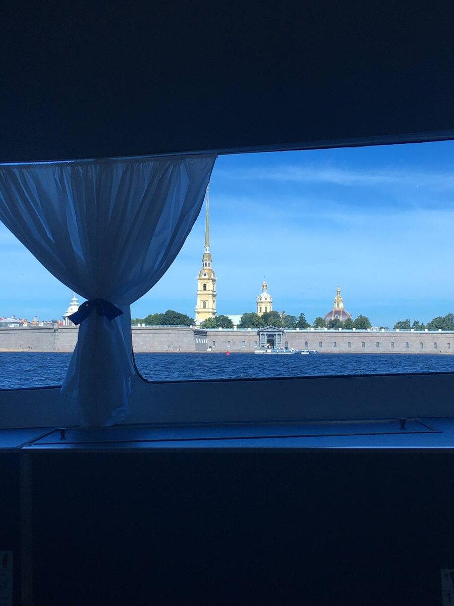 Промчались по Неве и захватили прекрасные виды Питера
