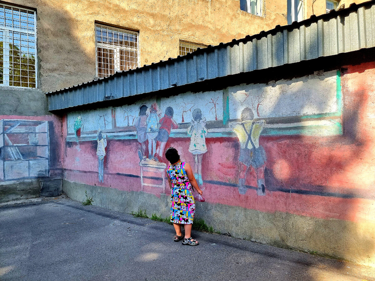 дети смотрят в школьное окно