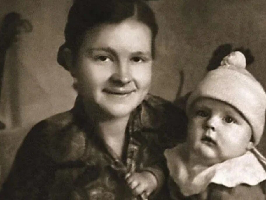 Леонид в детстве с мамой