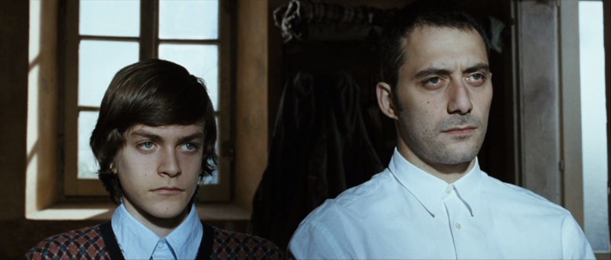 Отец и сын на приёме у соц. работника.