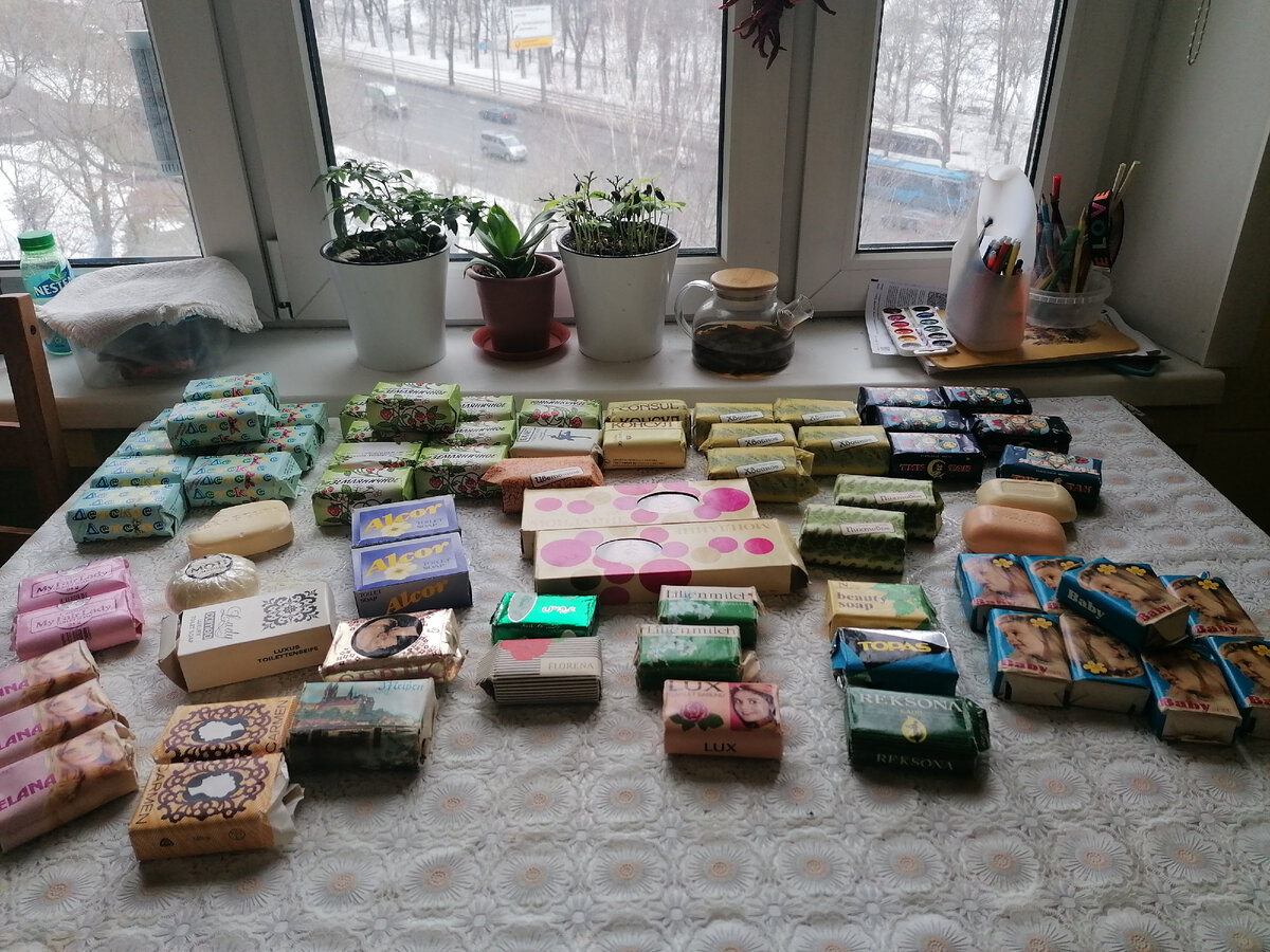 На столе иностранное и отечественное мыло времён СССР. Фото автора @Маша Генералова